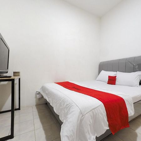 Reddoorz At Flamboyan Harapan Indah Hotel Bekasi Exterior foto
