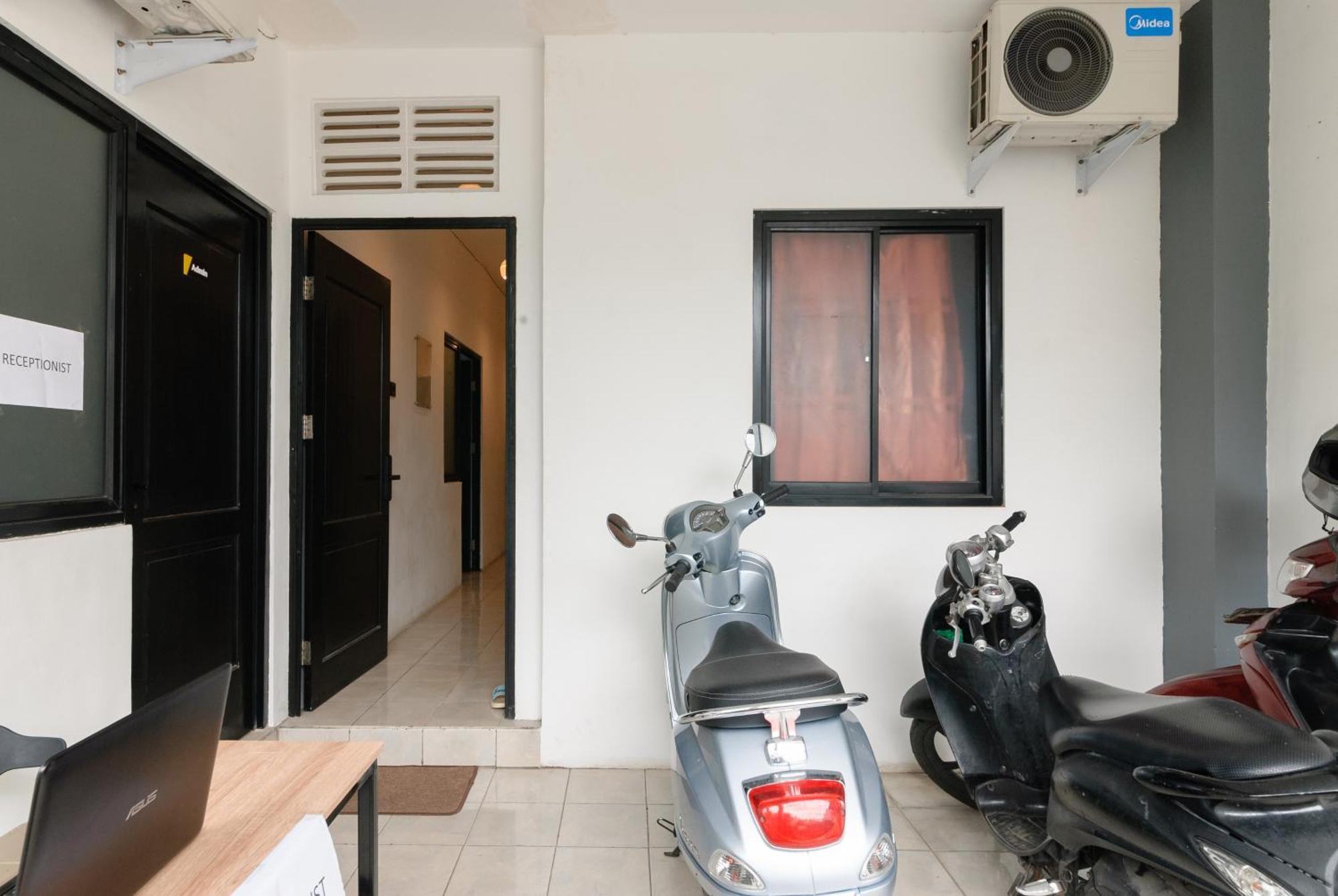 Reddoorz At Flamboyan Harapan Indah Hotel Bekasi Exterior foto