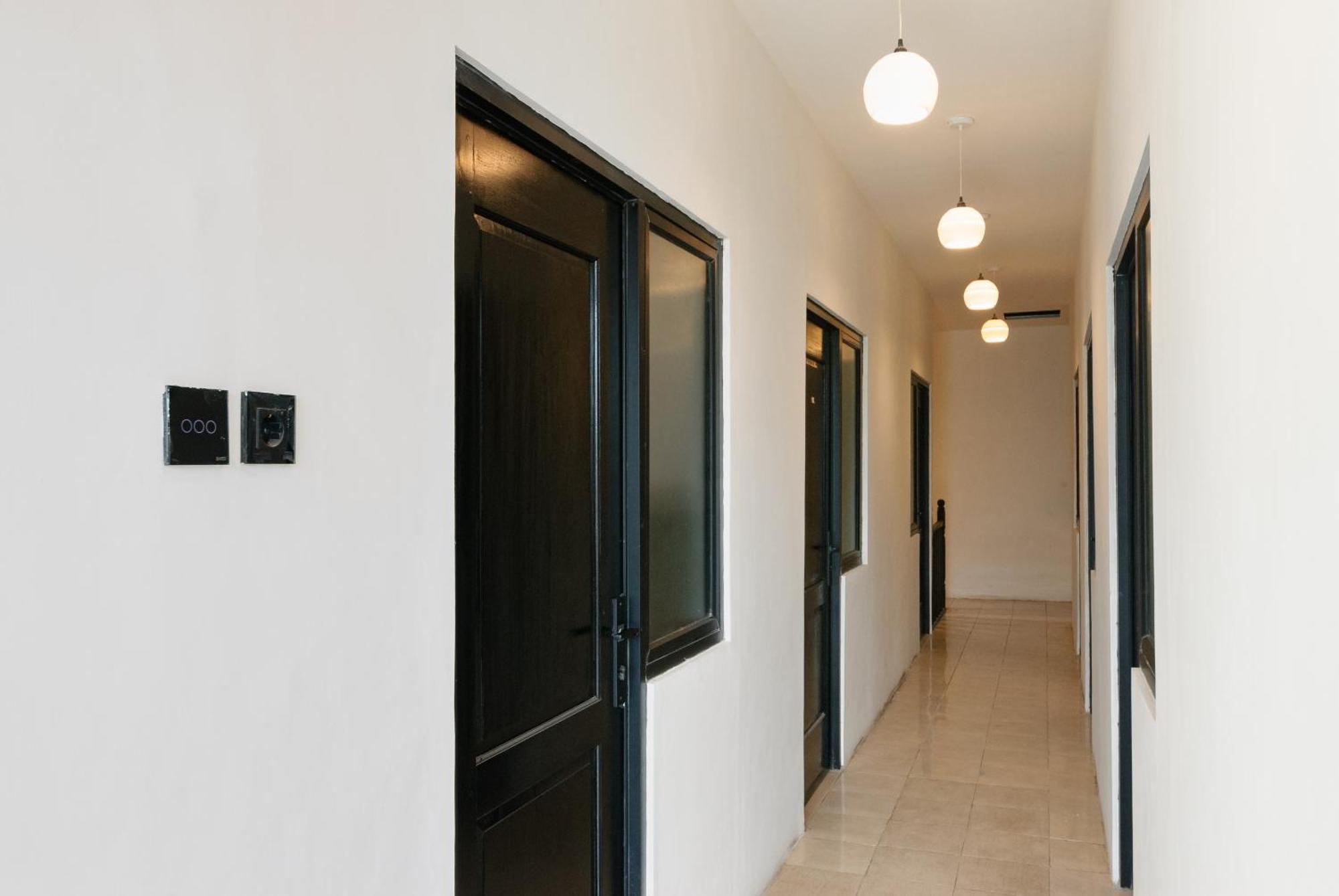 Reddoorz At Flamboyan Harapan Indah Hotel Bekasi Exterior foto
