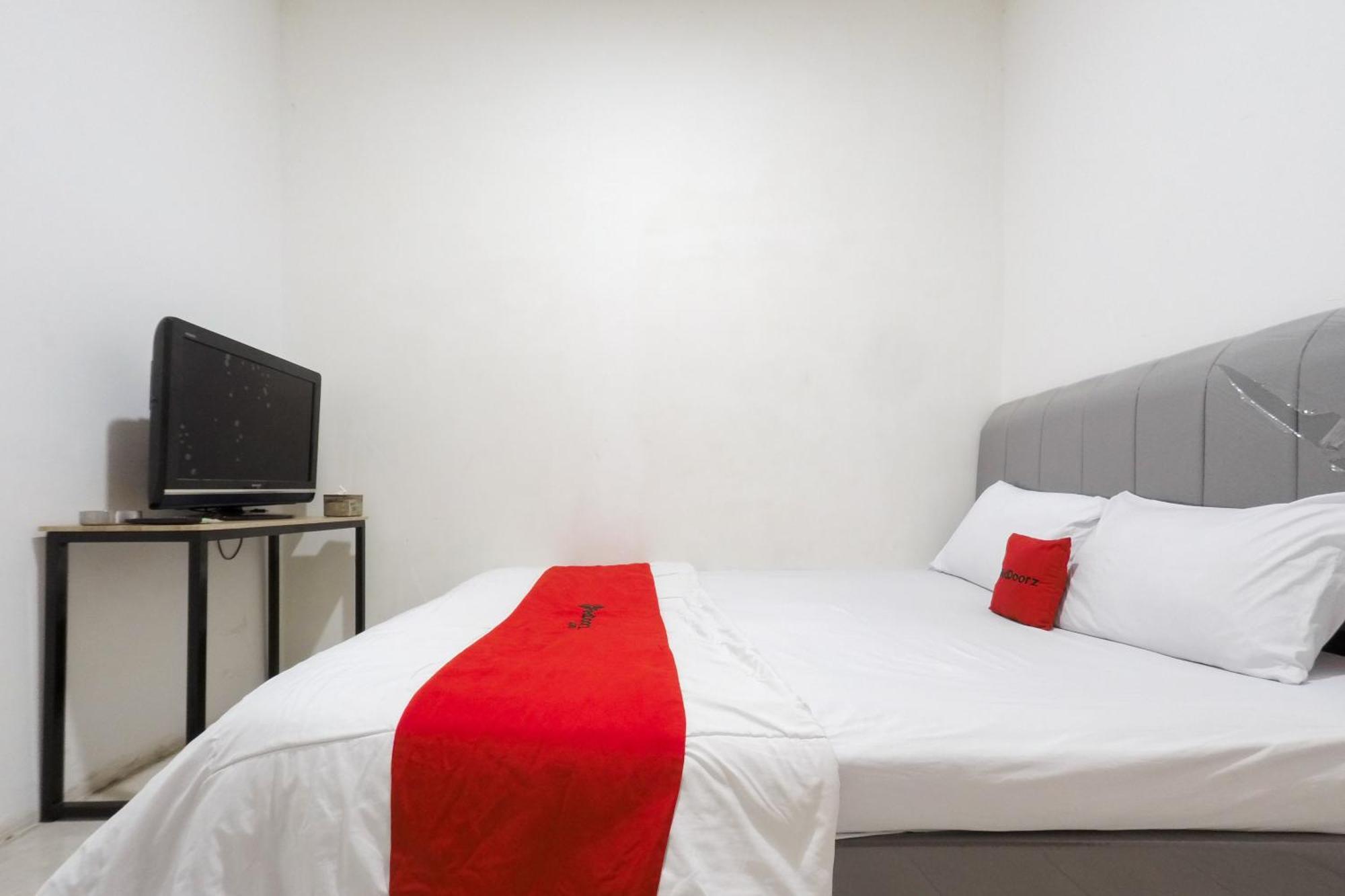Reddoorz At Flamboyan Harapan Indah Hotel Bekasi Exterior foto