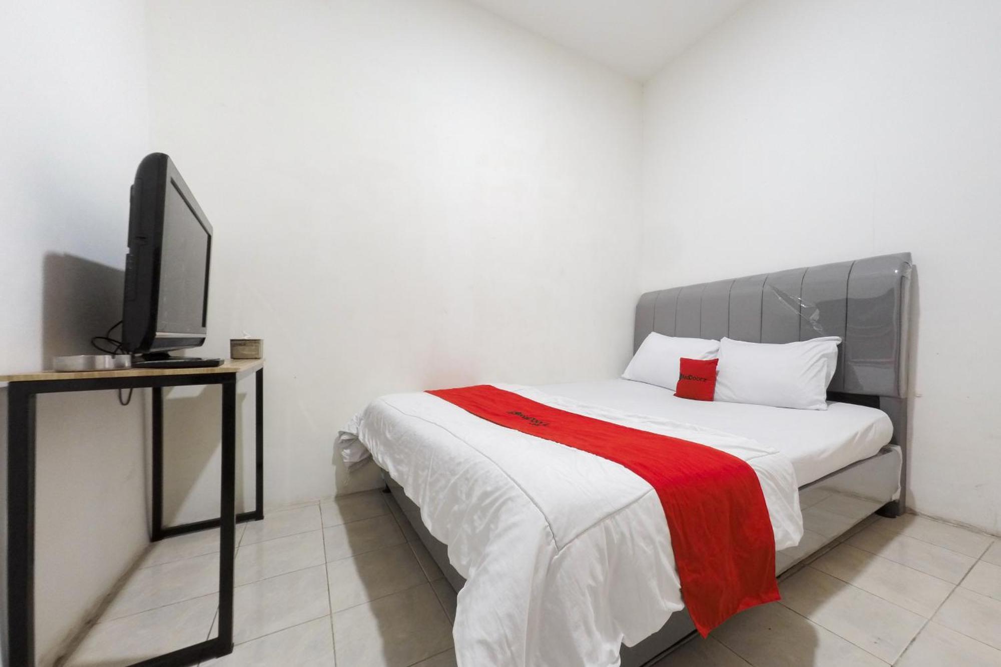 Reddoorz At Flamboyan Harapan Indah Hotel Bekasi Exterior foto